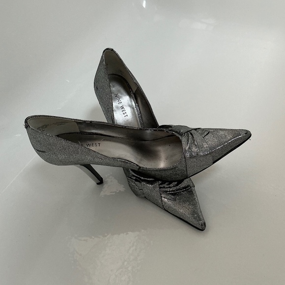 Nine West, Silver Metallic Leather Upper, Size 8 1/2 - Picture 1 of 7